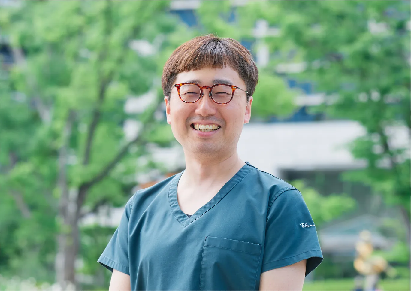 笑顔でこちらを見る理事長
