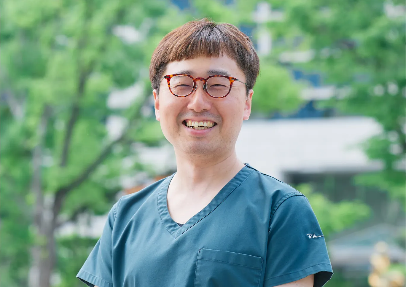 笑顔でこちらを見る理事長の写真