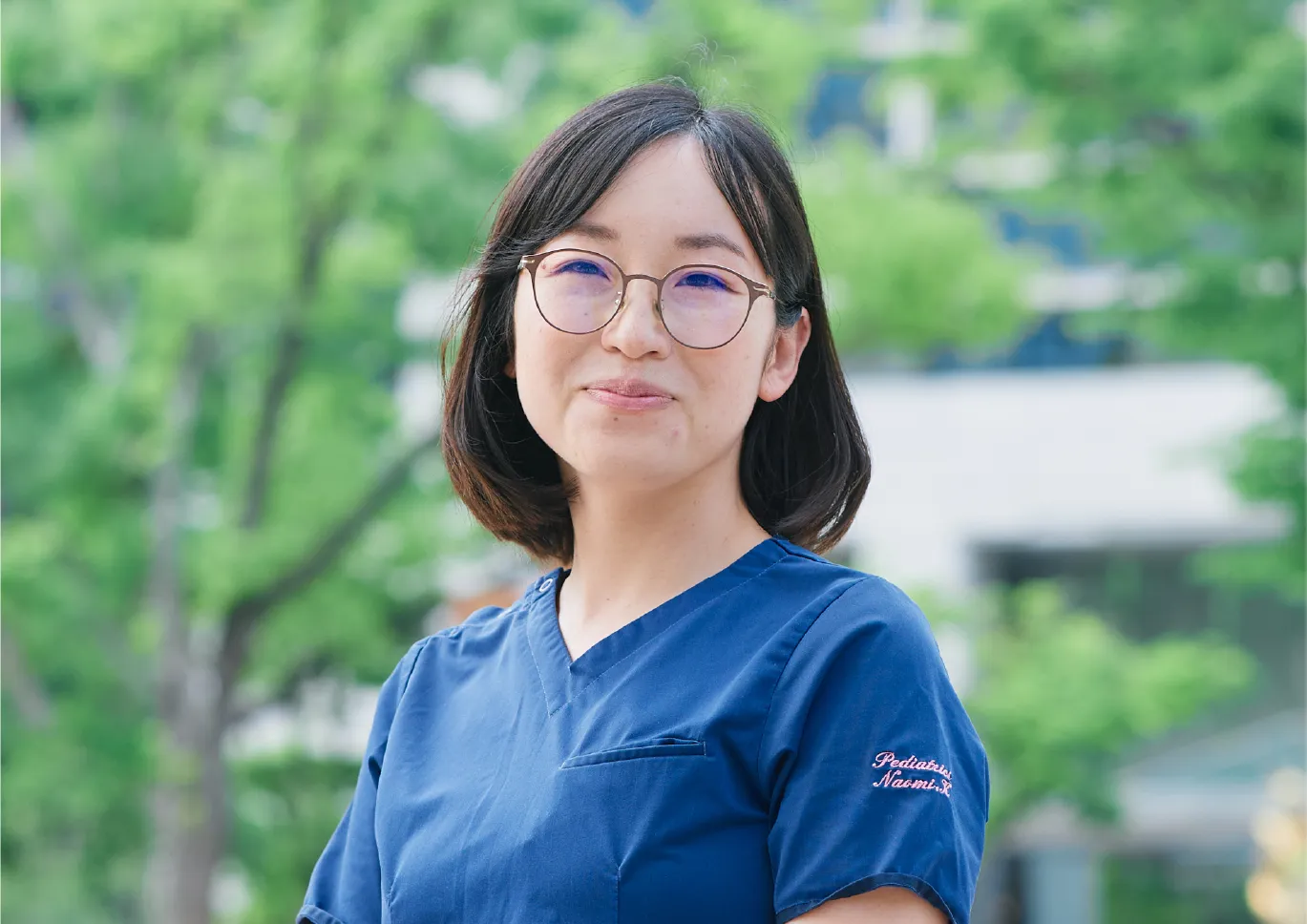 笑顔でこちらを見る女性医師の写真