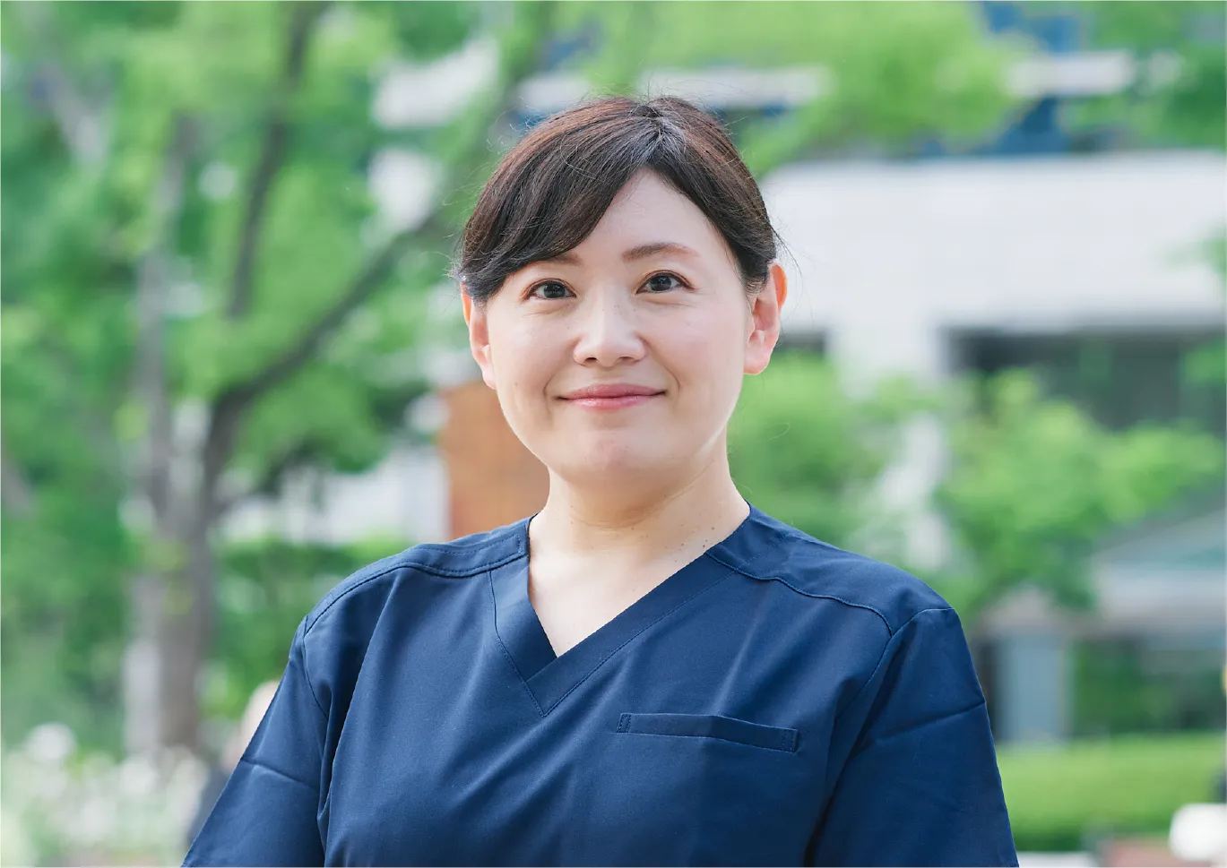 こちらを見る女性院長の写真
