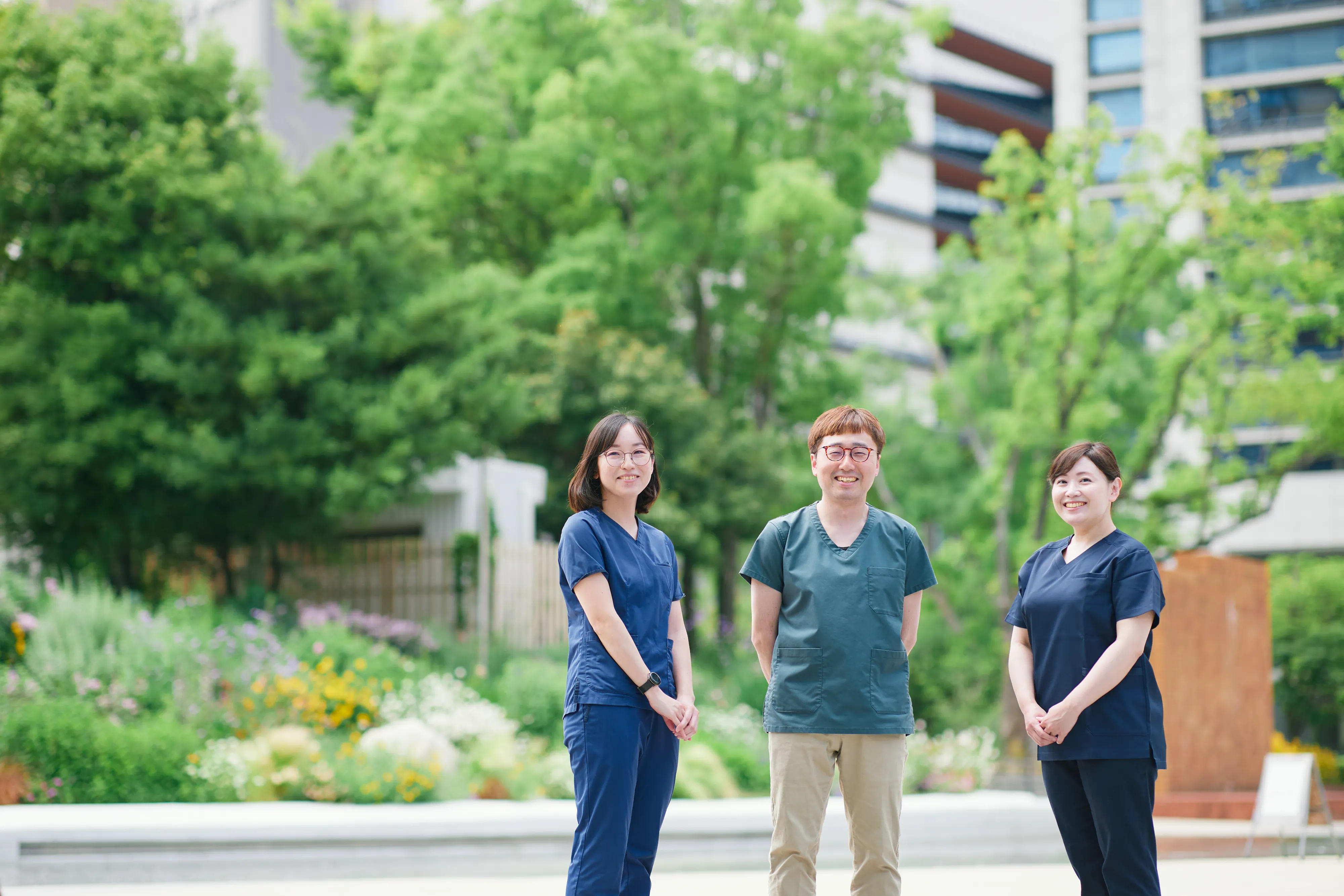 3人の医師が外で笑っている写真
