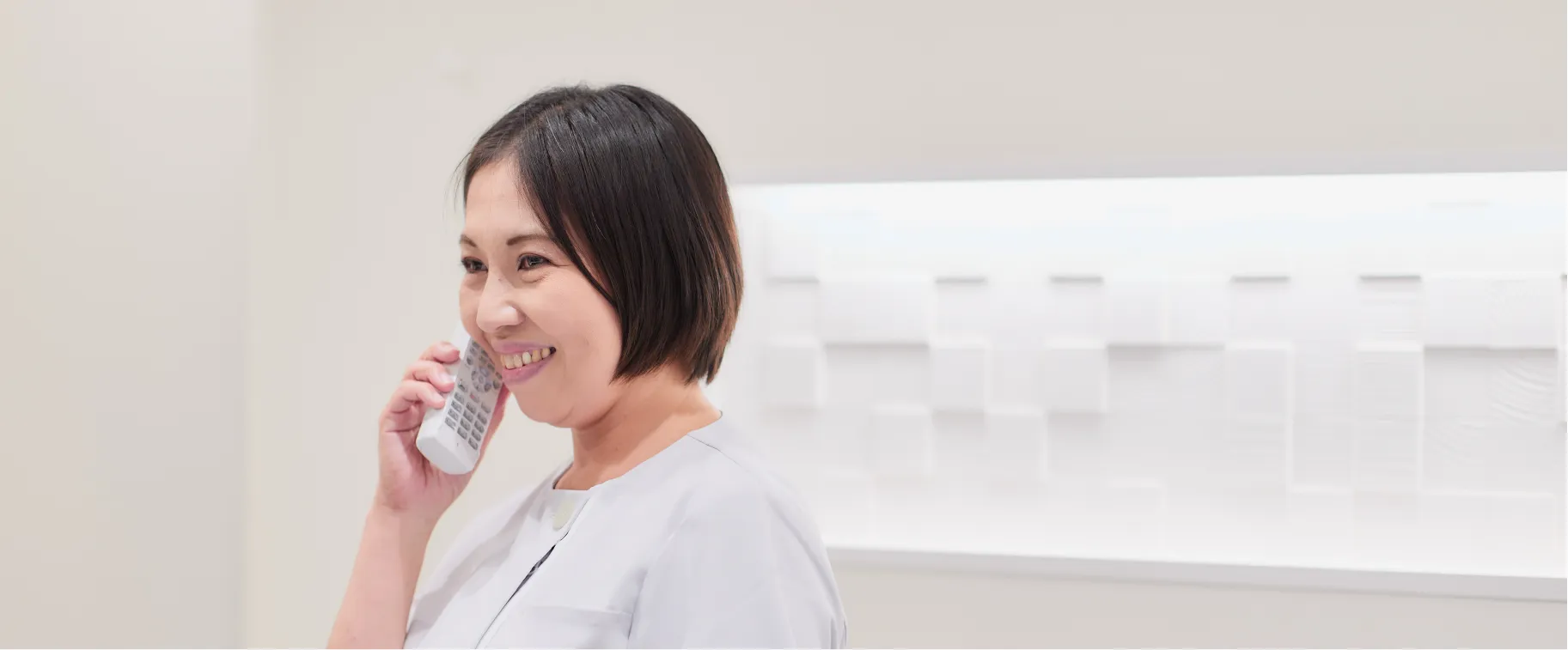 電話をする女性看護師